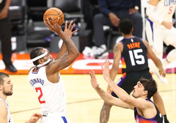 Jan 3, 2021; Phoenix, Arizona, USA; Los Angeles Clippers forward Kawhi Leonard (2) shoots against the Phoenix Suns in the first half at Phoenix Suns Arena. Mandatory Credit: Billy Hardiman-USA TODAY Sports